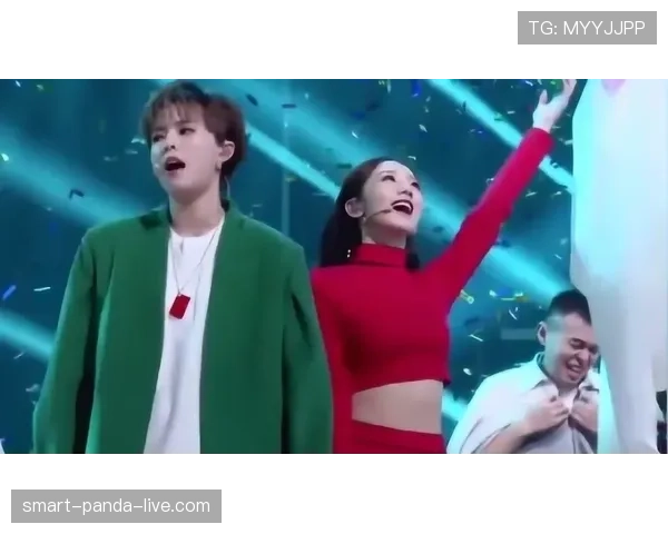 鲍春来居然是那种一到家就脱下战袍秒变大叔奶茶控? 鲍春来居然是那种一到家就脱下战袍秒变大叔奶茶控?